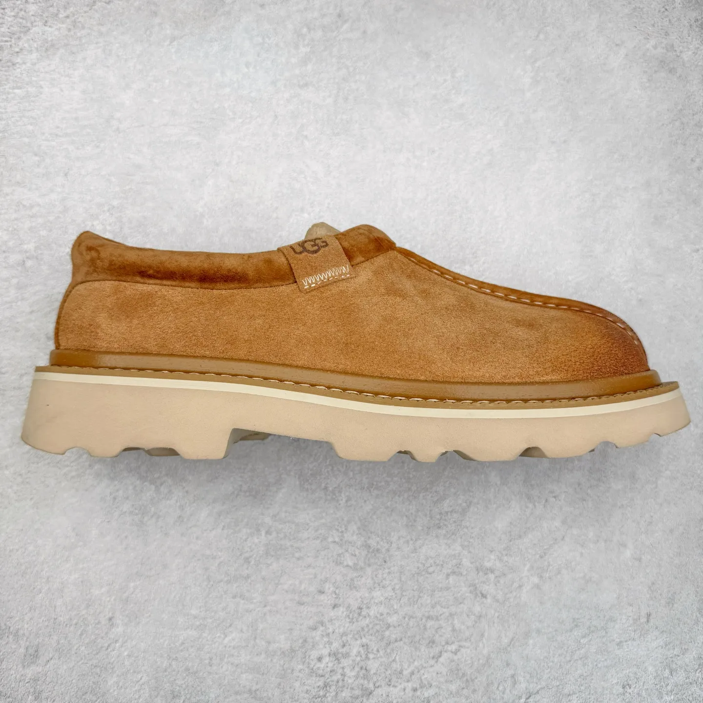 Pick up locally 💰600 UGG 6913 Tasman Lug suede round toe lightweight low-top lifestyle casual shoes. All shoes are made from the same factory as ZP. Longfeng A-grade Australian imported sheepskin and wool are integrated. Brand OEM production line fully follows the ZP process. OEM original pattern maker adheres to the principle of no original shoes and no development selection. Pay attention to every detail. The most authentic version on the market TREADLITE "Light Wing" technology outsole Lightweight/durable/flexible/pile size: 40 41 42 43 44 Coding: yby2936060
